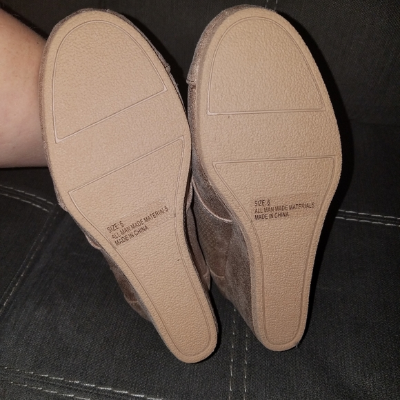 Cute Nude Cut Out Wedges - Picture 3 of 3